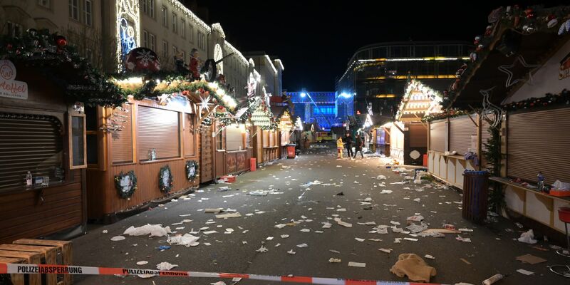 Bei dem Anschlag auf den Magdeburger Weihnachtsmarkt starben sechs Menschen, mehr als 300 wurden verletzt. (Archivbild) - Foto: Heiko Rebsch/dpa