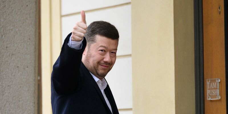 Der tschechische SPD-Vorsitzende Tomio Okamura spricht mit Reportern nach einem Treffen mit Präsident Pavel, der ihn zu einer Konsultation nach den Wahlen eingeladen hatte. - Foto: Kamaryt Michal/CTK/dpa