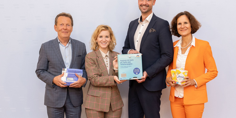 dm-Periodenproduktspende - Foto: dm/Hinterramskogler über pressetext.de