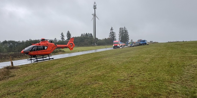 FW VG Westerburg: Verkehrsunfall zwischen PKW und LKW-Gespann - PKW-Fahrerin wird schwerverletzt - Foto: presseportal.de