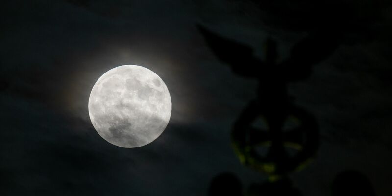 Der Mond kommt der Erde näher. (Archivbild) - Foto: Soeren Stache/dpa