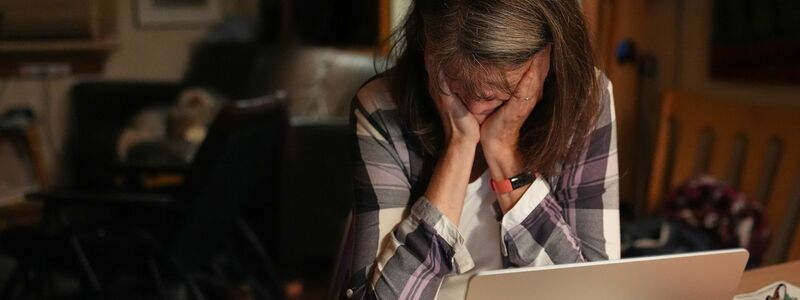 Mary E. Brunkow wird emotional, als sie von der Verleihung des Nobelpreises für Medizin 2025 erfährt. - Foto: Lindsey Wasson/AP/dpa