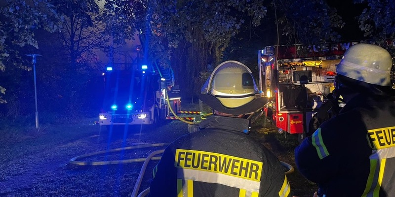 FW Lüchow-Dannenberg: +++ Feuer zerstört Nebengebäude am Jagdschloss Göhrde +++ Großeinsatz mit über 200 Einsatzkräften dauert die ganze Nacht +++ - Foto: presseportal.de