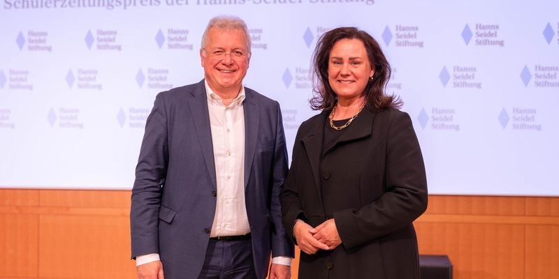 DIE RAUTE - ein Statussymbol für Schülerzeitungsredaktionen / Hanns-Seidel-Stiftung verleiht Preise an Schulen / Markus Ferber: Demokratie braucht Journalismus - Foto: presseportal.de