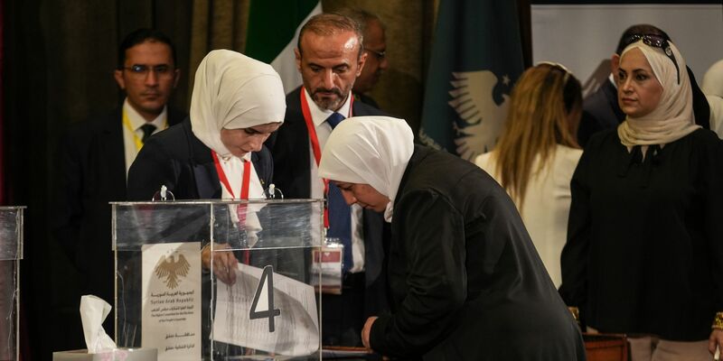 Unterstützer sehen die Wahl als Erfolg im politischen Umbruch in Syrien.  - Foto: Moawia Atrash/dpa