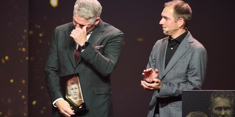 Horst Hrubesch (M) hatte bei seiner Ehrung gute Laune. - Foto: Bernd Thissen/dpa