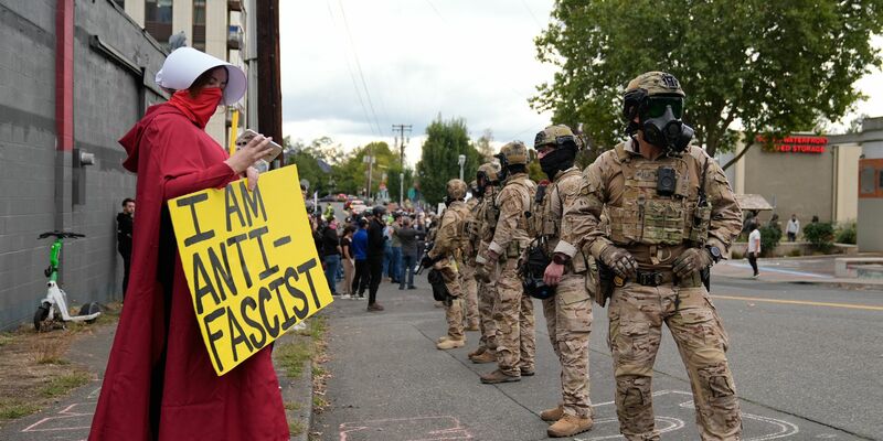 Gegen den Einsatz von Bundesbeamten in Chicago gibt es erhebliche Proteste. - Foto: Jenny Kane/AP/dpa