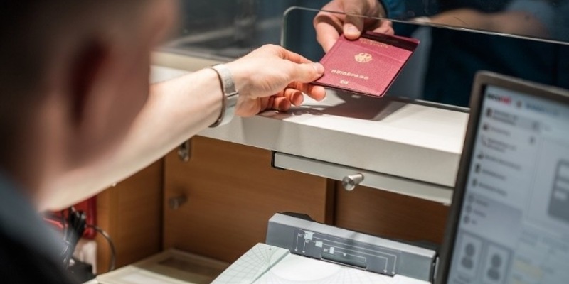 BPOLI EF: Dokumente gültig? Reisedokumente frühzeitig prüfen! - Foto: presseportal.de