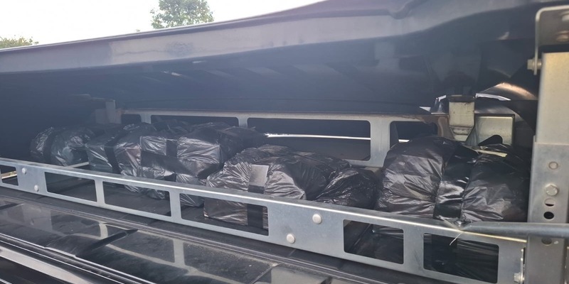 HZA-R: Versteck über der Fahrerkabine - Zöllner aus Furth im Wald stellen 16.000 Zigaretten und 1.000 Heets auf der A6 sicher - Foto: presseportal.de