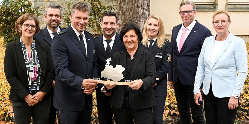 POL-SO: Landrätin Eva Irrgang nach 18 Jahren verabschiedet - Polizei dankt für vertrauensvolle Zusammenarbeit - Foto: presseportal.de