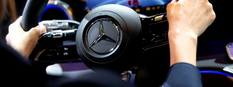Mercedes-Benz hat erneut weniger Fahrzeuge verkauft. (Archivbild) - Foto: Sven Hoppe/dpa