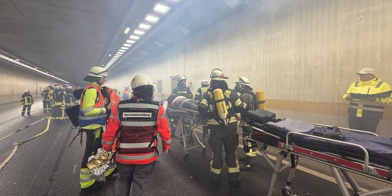 FW-AR: Schwerer Verkehrsunfall auf der BAB 46 im Tunnel Uentrop mit 3 verletzten Personen Großangelegte Rettungsübung im Tunnel der A46 bei Arnsberg - Foto: presseportal.de