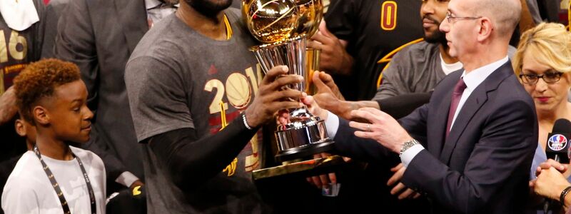 Sein größter Erfolg: James feiert den NBA-Titel 2016. - Foto: picture alliance / dpa