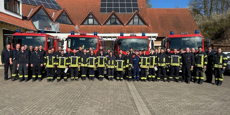 FW Beverungen: 26 Feuerwehrangehörige schließen Feuerwehr-Grundausbildung erfolgreich ab / Nachwuchskräfte aus Beverungen, Brakel und Höxter verstärken die Einsatzbereitschaft - Foto: presseportal.de
