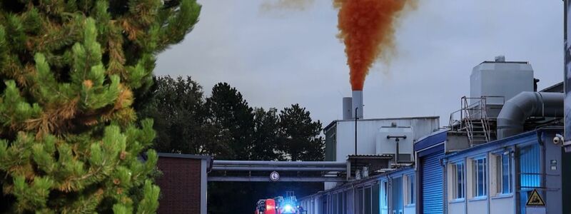 Feuerwehrleute berieten das weitere Vorgehen. - Foto: Ralf Hettler/dpa