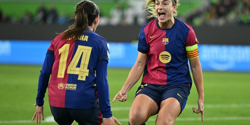 Die vielfach ausgezeichneten Aitana Bonmatí und Alexia Putellas jubeln auch gegen den FC Bayern (Archivbild)  - Foto: Swen Pförtner/dpa