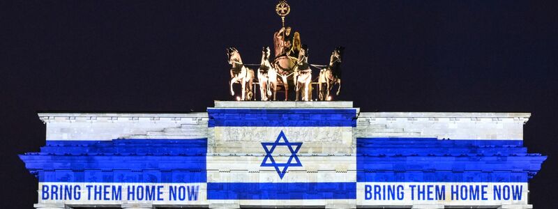 Auch am Brandenburger Tor wurde der Geiseln gedacht und ihre Freilassung gefordert. - Foto: Britta Pedersen/dpa