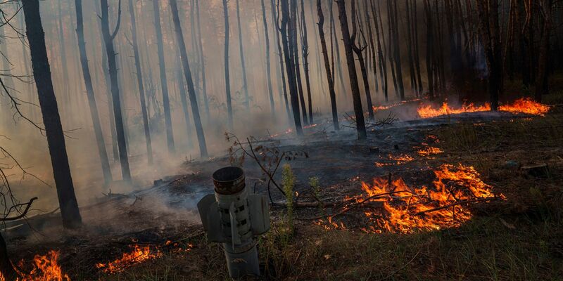 Abgebrannte Wälder, dazu Abgase von Militärfahrzeugen: Auch für das Klima ist der russische Angriffskrieg gegen die Ukraine eine Katastrophe. (Symbolbild) - Foto: Evgeniy Maloletka/AP/dpa
