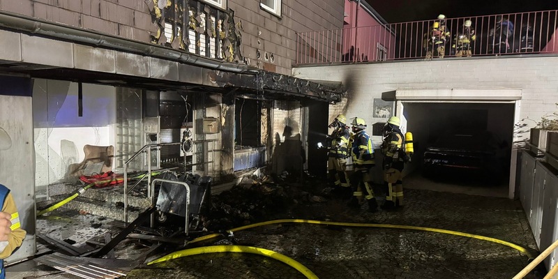 FW-E: Brand von Abfallcontainern greift auf Fassade über - 13 Personen aus Mehrfamilienhaus gerettet - Foto: presseportal.de