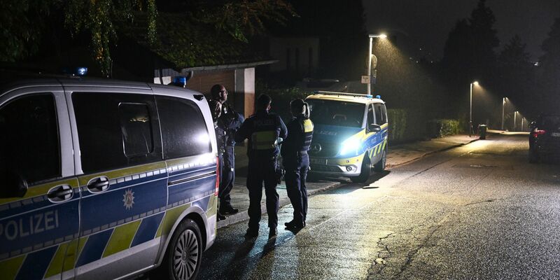 Auch am Morgen nach der Tat standen Polizeiautos vor dem Haus der Bürgermeisterin. - Foto: Bernd Thissen/dpa
