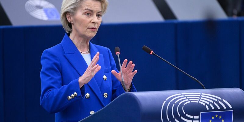EU-Kommissionspräsidentin Ursula von der Leyen hatte sich bereits im Juli einem Misstrauensvotum stellen müssen. (Archivbild) - Foto: Pascal Bastien/AP/dpa