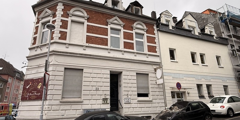 FW-MH: Fassadenteile stürzen von Dachgaube - Gebäude geräumt, keine Verletzten - Foto: presseportal.de