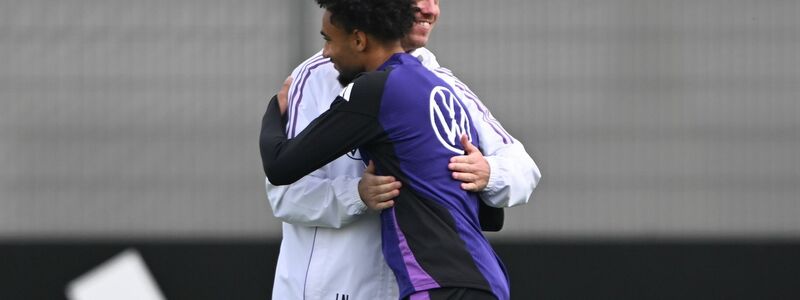 Bundestrainer Julian Nagelsmann begrüßt den nachnominierten Stürmer Kevin Schade auf dem Trainingsplatz.  - Foto: Federico Gambarini/dpa