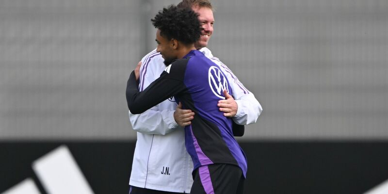 Bundestrainer Julian Nagelsmann begrüßt den nachnominierten Kevin Schade.  - Foto: Federico Gambarini/dpa