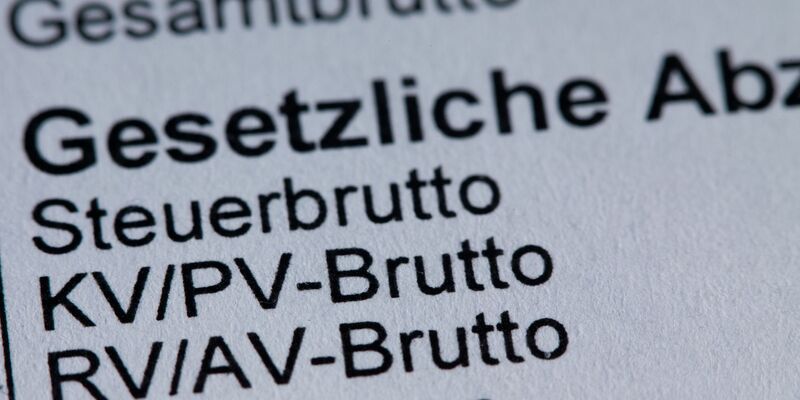 Die Beitragsbemessungsgrenze für die Krankenversicherung soll auf 5.812,50 Euro steigen. (Illustration)   - Foto: Jens Büttner/dpa