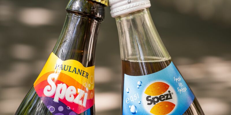 Spezi von Paulaner und Riegele. Eine Einigung der Brauereien ebnet Paulaner den Weg ins Ausland. (Illustration) - Foto: Peter Kneffel/dpa