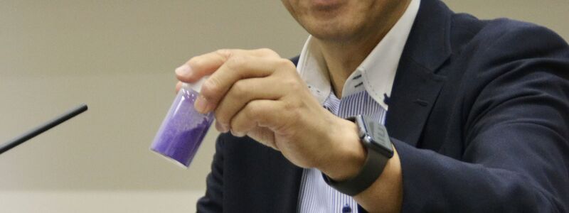 Kitagawa, Professor an der Universität Kyoto, hier mit einer Probe eines von ihm entwickelten porösen Materials.  - Foto: Uncredited/Kyodo News/dpa