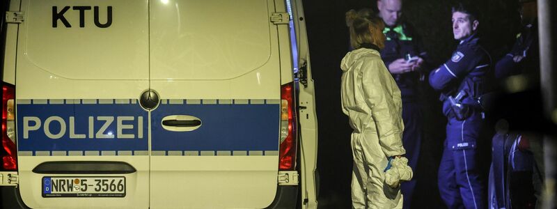 Die Spurensicherung war bis Dienstag am späteren Abend vor Ort. - Foto: Christoph Reichwein/dpa