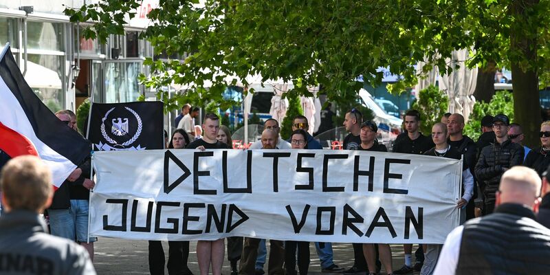 Die Gruppe «Deutsche Jugend Voran» wird von der Bundesregierung als Beispiel für eine junge, rechtsextreme Gruppierung genannt. (Archivbild) - Foto: Heiko Rebsch/dpa