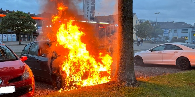 FW Bremerhaven: Motorraum in Vollbrand - Foto: presseportal.de