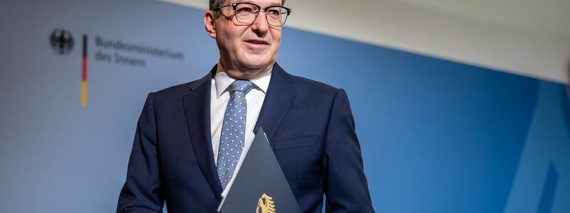 Bundesinnenminister Alexander Dobrindt nennt das neue Bundespolizeigesetz einen großen Wurf und kündigt den zügigen Aufbau neuer Strukturen zur Drohnenabwehr an.  - Foto: Michael Kappeler/dpa