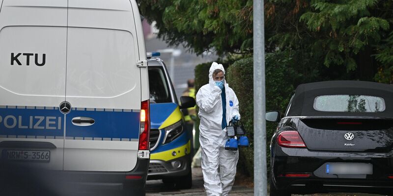 Polizei und Staatsanwaltschaft informierten bei einer Pressekonferenz über den aktuellen Ermittlungsstand. - Foto: Bernd Thissen/dpa