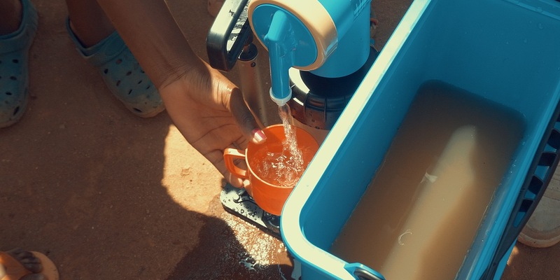 Die kleinste Wasseraufbereitungsanlage der Welt: Wie Drita Schneider mit UJETA sauberes Trinkwasser überall möglich macht - Foto: presseportal.de