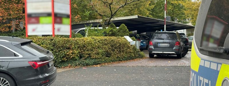Großeinsatz der Polizei an Berufskolleg: Eine Schülerin wurde mit einem Messer angegriffen - Foto: Christian Müller/dpa