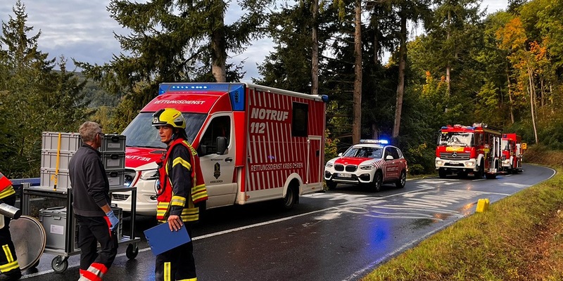FW Heimbach: Verkehrsunfall auf der L218 bei Heimbach - LKW-Tank muss durch Feuerwehr abgepumpt werden - Foto: presseportal.de