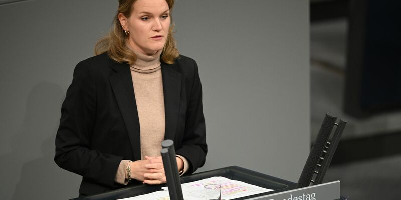 Bundeskanzler Friedrich Merz (CDU) äußert sich in seiner Regierungserklärung im Bundestag gleich zu Beginn am Montag in Ägypten unterzeichneten Gaza-Friedensplan von US-Präsident Donald Trump.  - Foto: Niklas Graeber/dpa