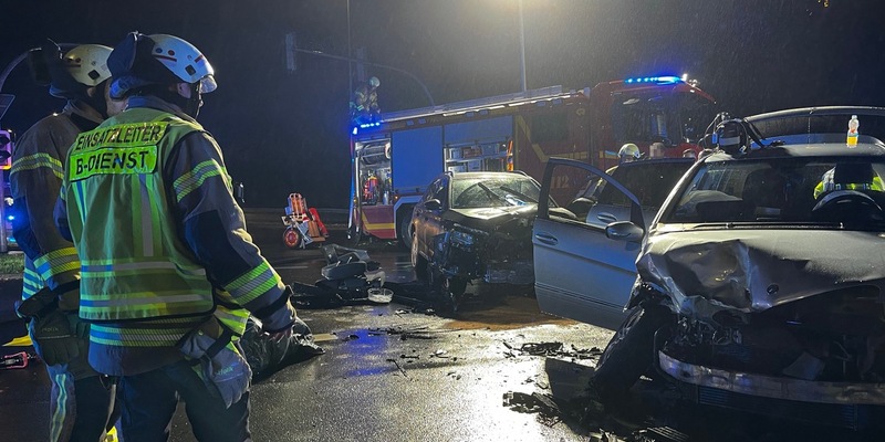 FF Bad Salzuflen: Drei Verletzte bei schwerem Verkehrsunfall auf Hauptkreuzung / Rudolph-Brandes-Allee für rund eine Stunde am Mittwochabend gesperrt - Foto: presseportal.de