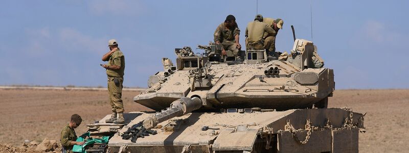 Die israelischen Streitkräfte sollen sich hinter eine vereinbarte Linie zurückziehen.  - Foto: Ariel Schalit/AP/dpa