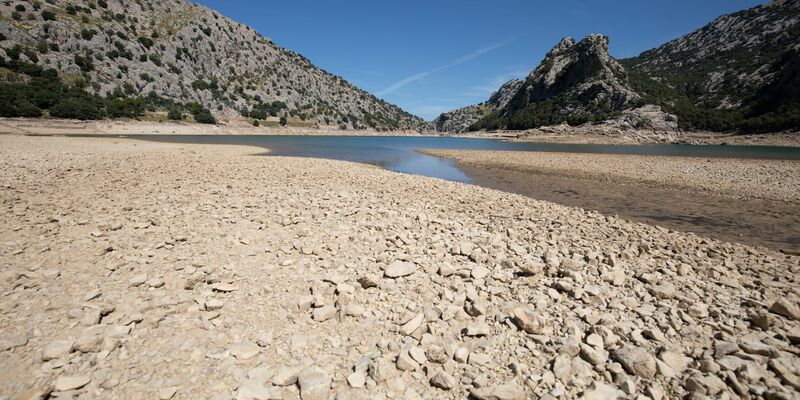 Das Wasserreservoir Gorg Blau im Tramuntana-Gebirge, das Palma auf Mallorca versorgt, war im September recht leer. (Archivbild) - Foto: Clara Margais/dpa