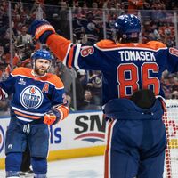 Leon Draisaitl (links) hat das 400. NHL-Tor seiner Karriere erzielt.  - Foto: Jason Franson/The Canadian Press/dpa