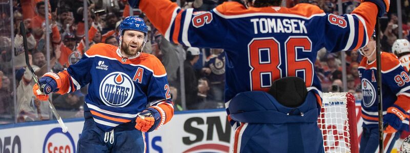 Leon Draisaitl (links) hat das 400. NHL-Tor seiner Karriere erzielt.  - Foto: Jason Franson/The Canadian Press/dpa