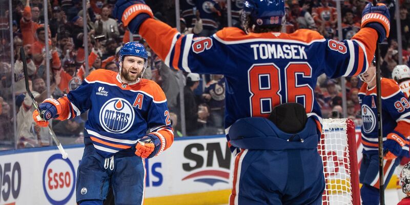 Leon Draisaitl (links) hat das 400. NHL-Tor seiner Karriere erzielt.  - Foto: Jason Franson/The Canadian Press/dpa