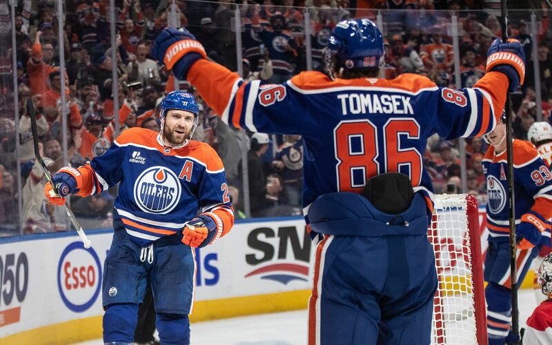 Leon Draisaitl (links) hat das 400. NHL-Tor seiner Karriere erzielt.  - Foto: Jason Franson/The Canadian Press/dpa