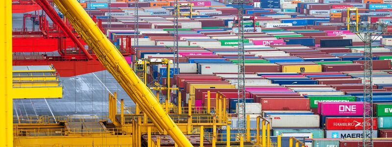Zölle bremsen die Exportnation Deutschland. (Symbolbild) - Foto: Sina Schuldt/dpa Pool/dpa