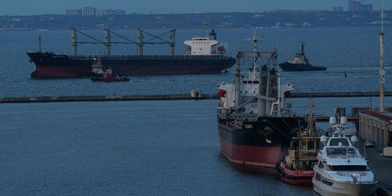 Die ukrainische Schwarzmeerregion Odessa ist immer wieder Ziel russischer Angriffe. (Archivbild) - Foto: Evgeniy Maloletka/AP/dpa