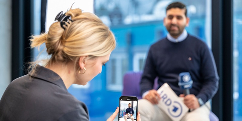ARD und Volkshochschulen: Starke Partnerinnen für Demokratie und Medienbildung / Gemeinsame Online-Veranstaltungsreihe FaktenSicher für Demokratie ab dem 9. Oktober 2025 - Foto: presseportal.de